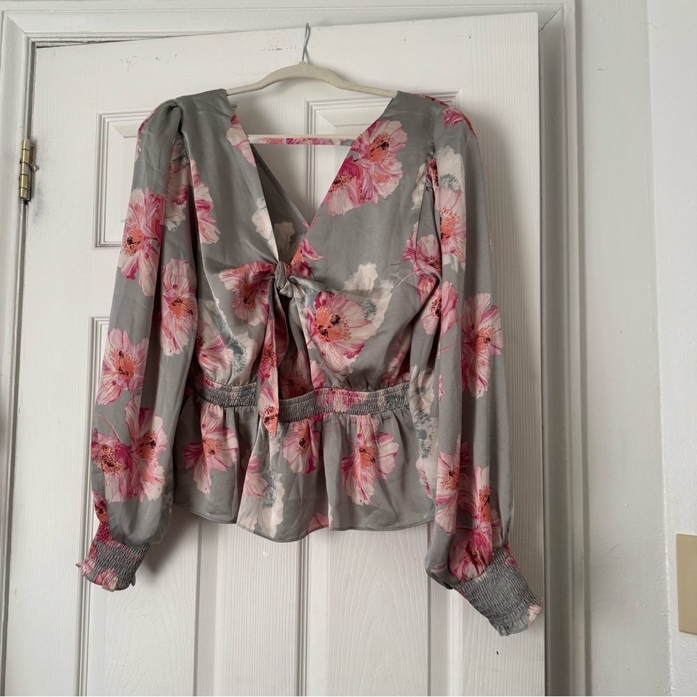 Express Ladies Sage Color Top With Raspberry Whit… - image 7